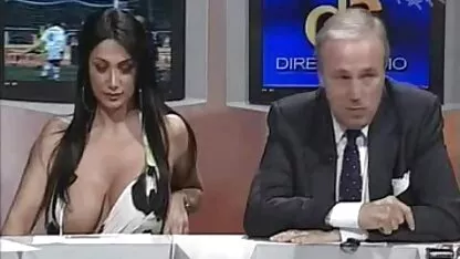 Pimp عکس کیر خفن یک روسپی را لگد می زند