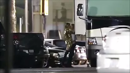 شوهر در کنار انجمن کیر هم می نشیند ، و برد همسرش را می کشد